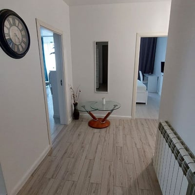 Аренда комфортных 3-комнатных апартаментов с отдельной кухней, 100 м², Мамаия, Констанца, Румыния